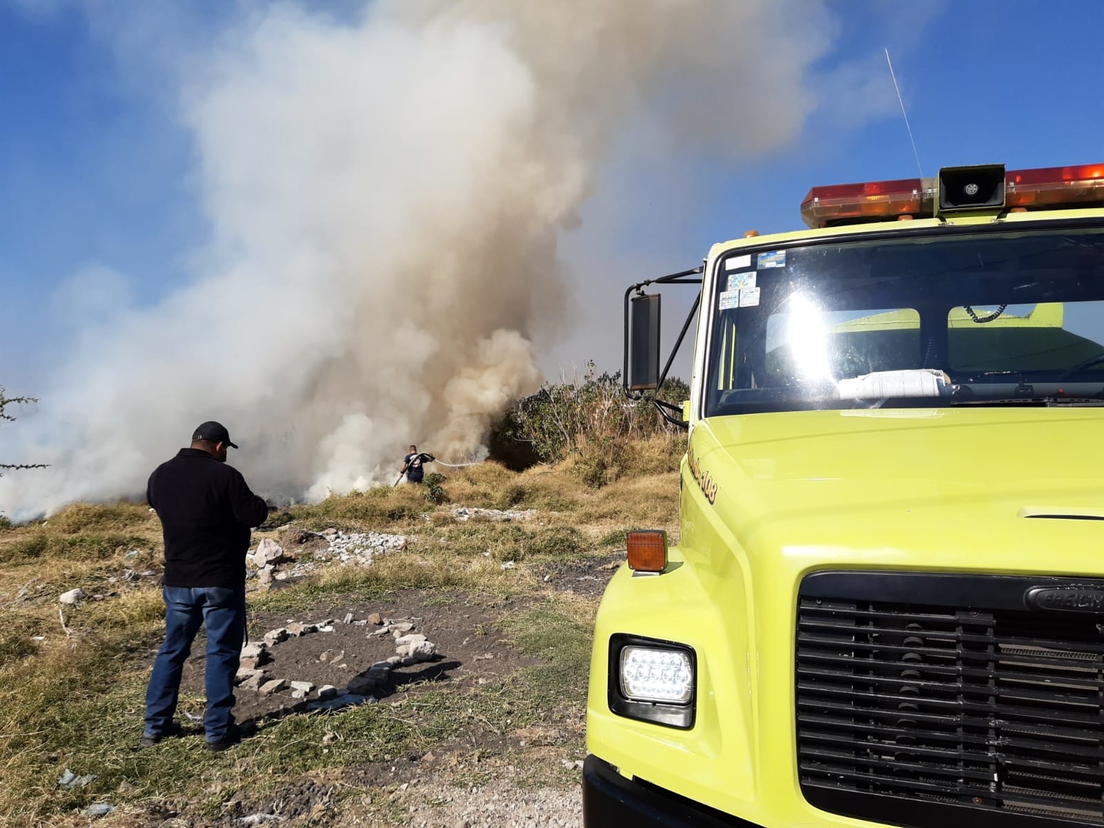 Incendio de basura y pastizal moviliza a Lo bomberos municipales