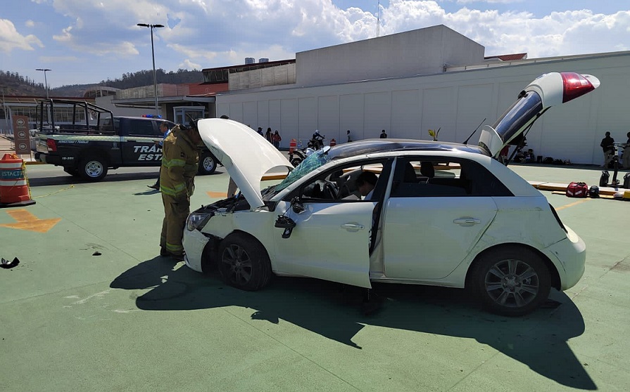 Joven vuelca su auto