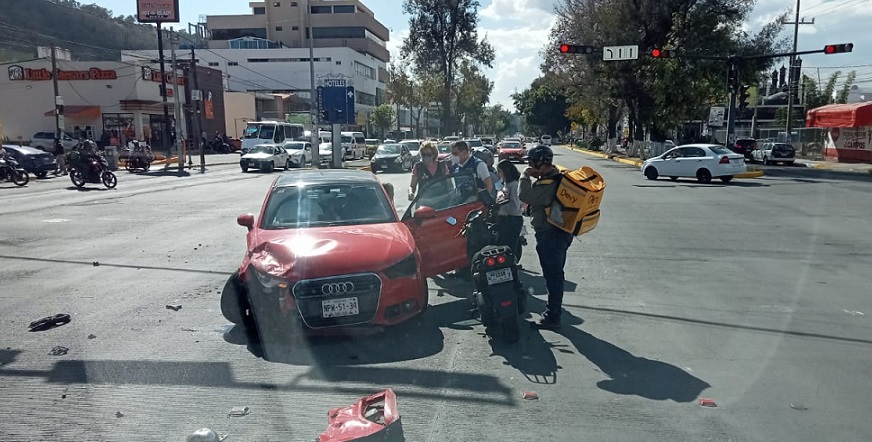 Motociclista repartidor resulta herido