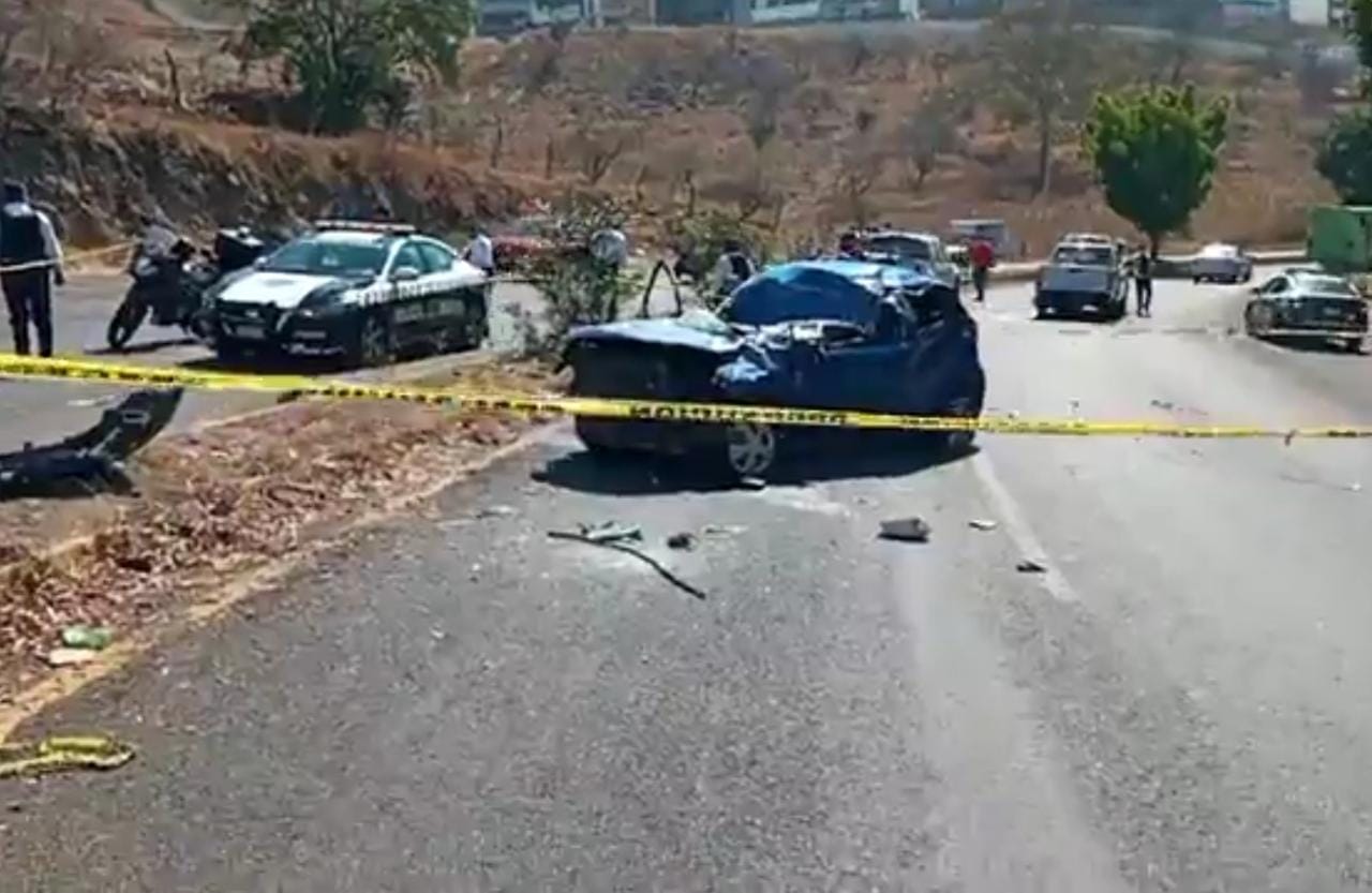 Muere conductor al volcar y chocar contra otro auto en salida a Mil Cumbres