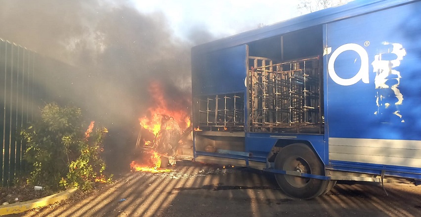 Normalistas incendian un camión afuera ENEF