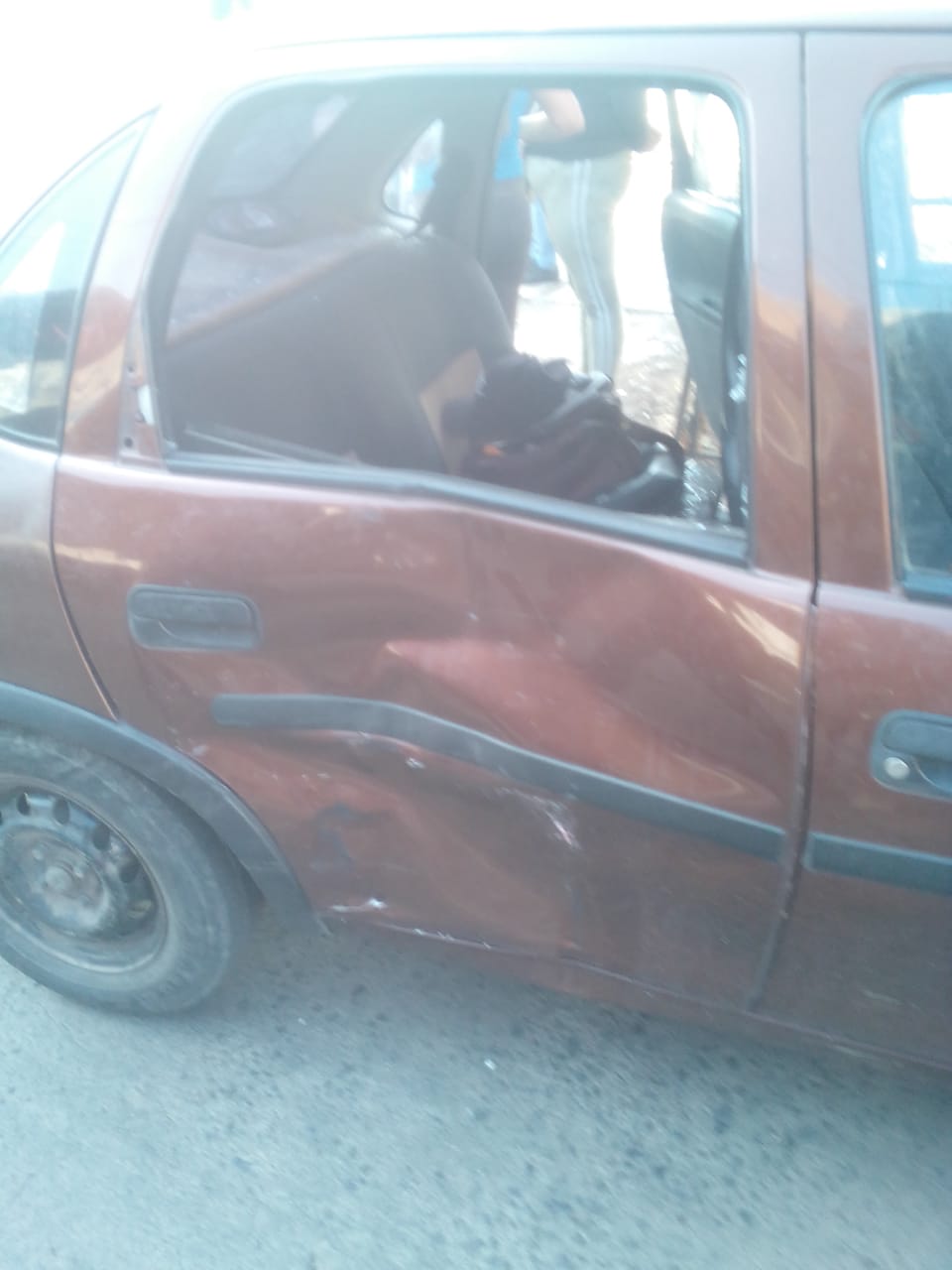 Padre e hijo lesionados tras chocar en su moto contra auto