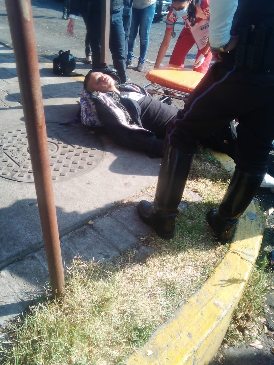 Padre e hijo lesionados tras chocar en su moto contra auto