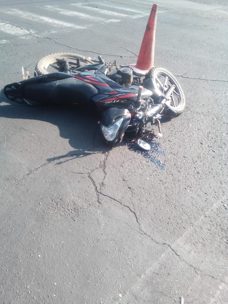 Padre e hijo lesionados tras chocar en su moto contra auto
