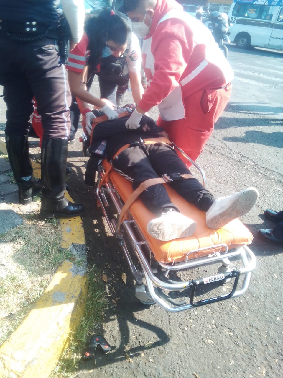 Padre e hijo lesionados tras chocar en su moto contra auto