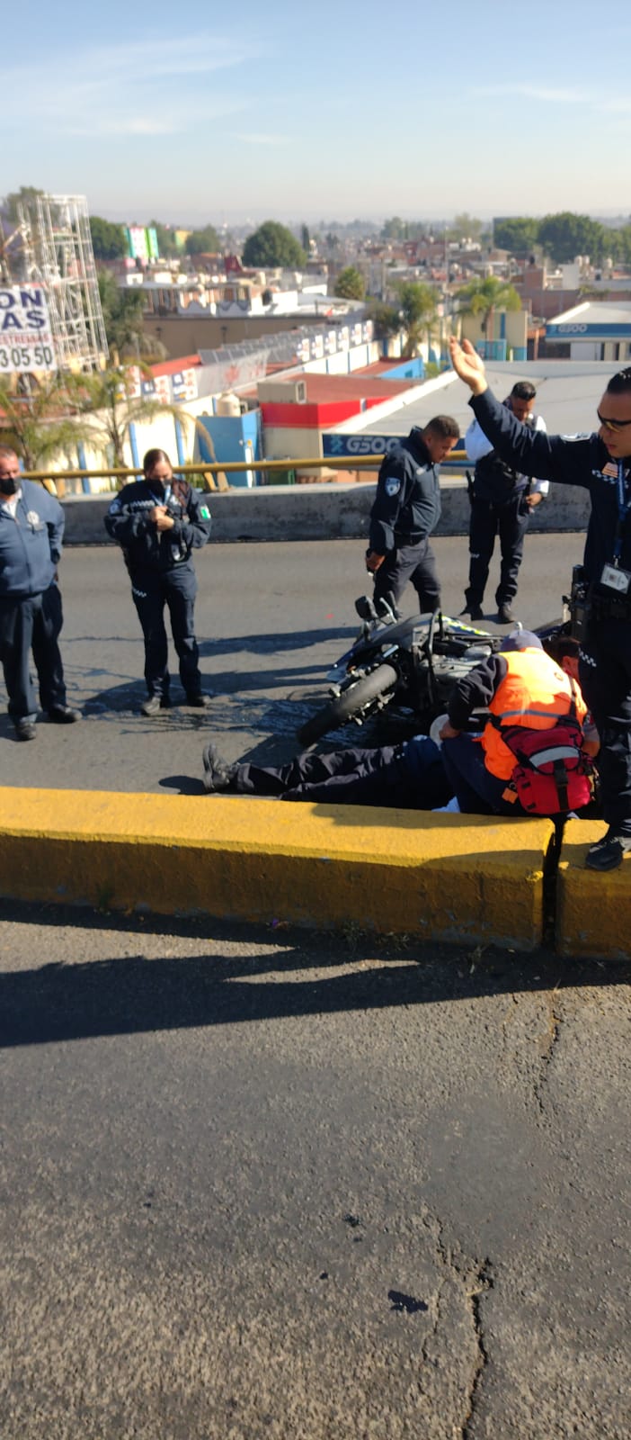 Policía de Morelia se accidenta en puente de Madero Poniente
