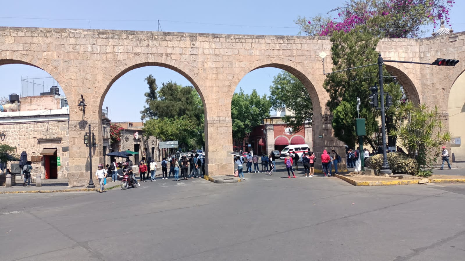 Por segundo día consecutivo, normalistas bloquean vialidades