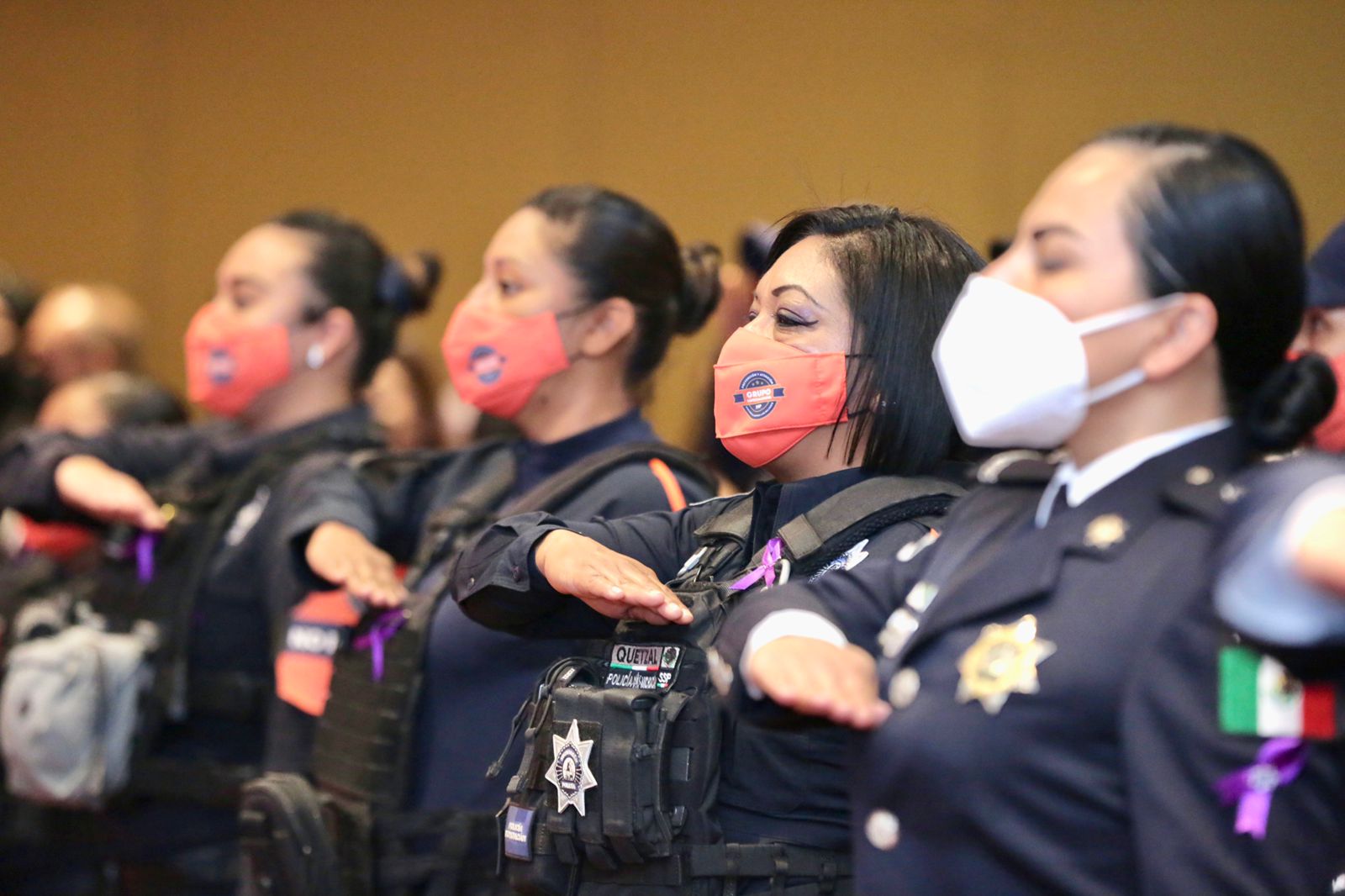 Reconoce Bedolla a mujeres policía