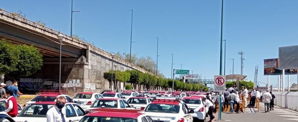 Taxistas bloquean el libramiento norte frente a la TAM