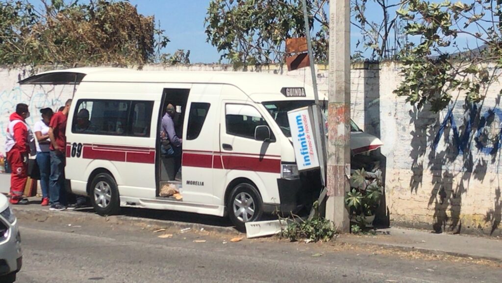 colectivo contra un poste, hay seis pasajeros lesionados