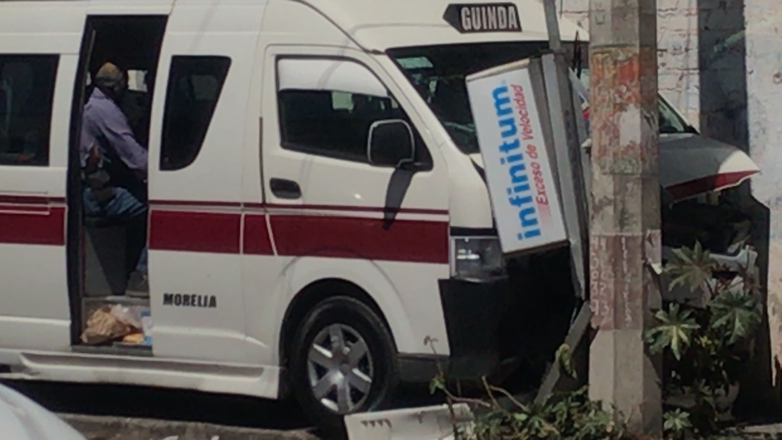 colectivo contra un poste, hay seis pasajeros lesionados