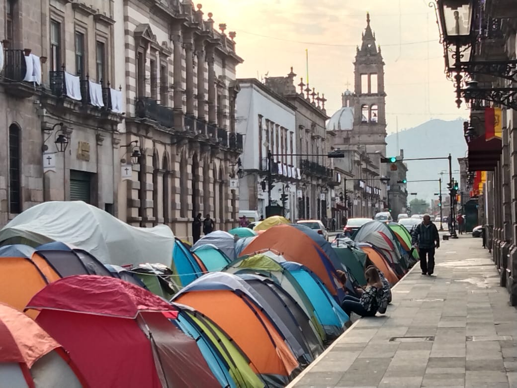 Advierten normalistas “expandir” plantón de no resolverse sus demandas