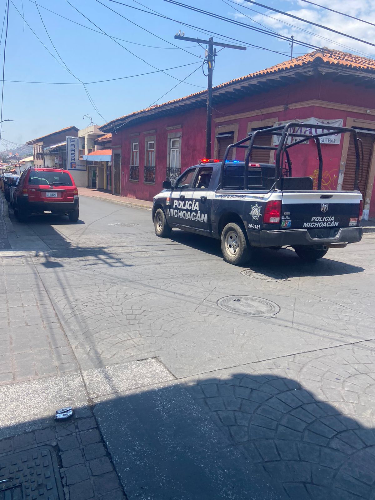 Asesinan a hombre a unos metros del Instituto México, en el centro de Uruapan