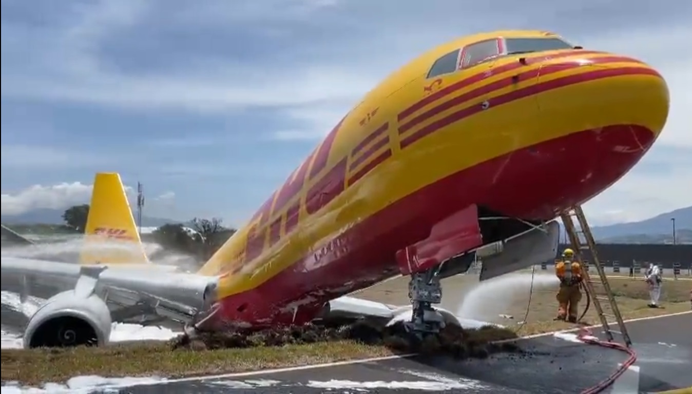 Avión DHL se parte en dos al aterrizar de emergencia en Costa Rica