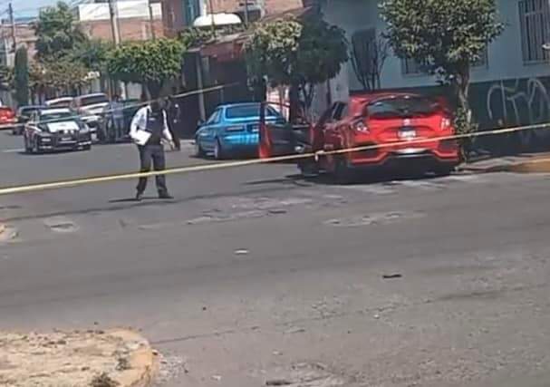 Balean vehículo en la colonia Prados Verdes de Morelia