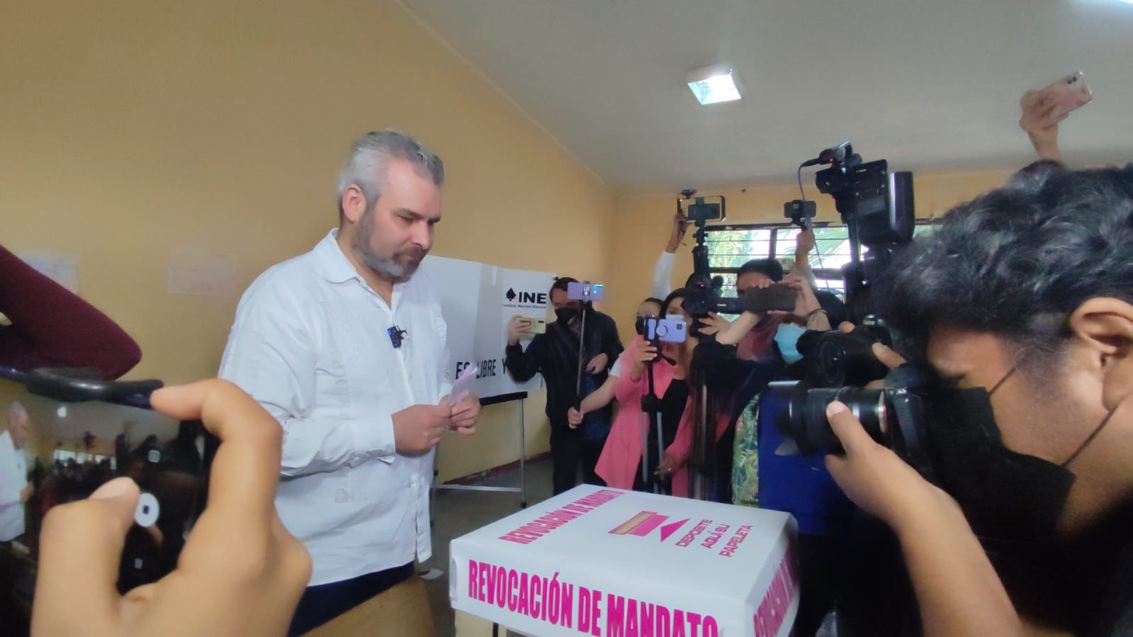 Bedolla ya emitió su voto en consulta de revocación de mandato