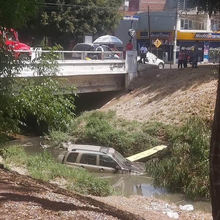 Camioneta cae al río en la colonia Morelos en Morelia