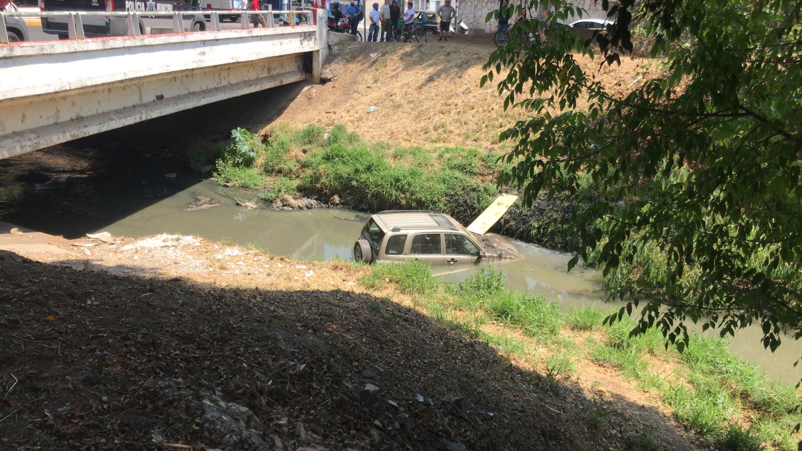 Camioneta cae al río en la colonia Morelos en Morelia
