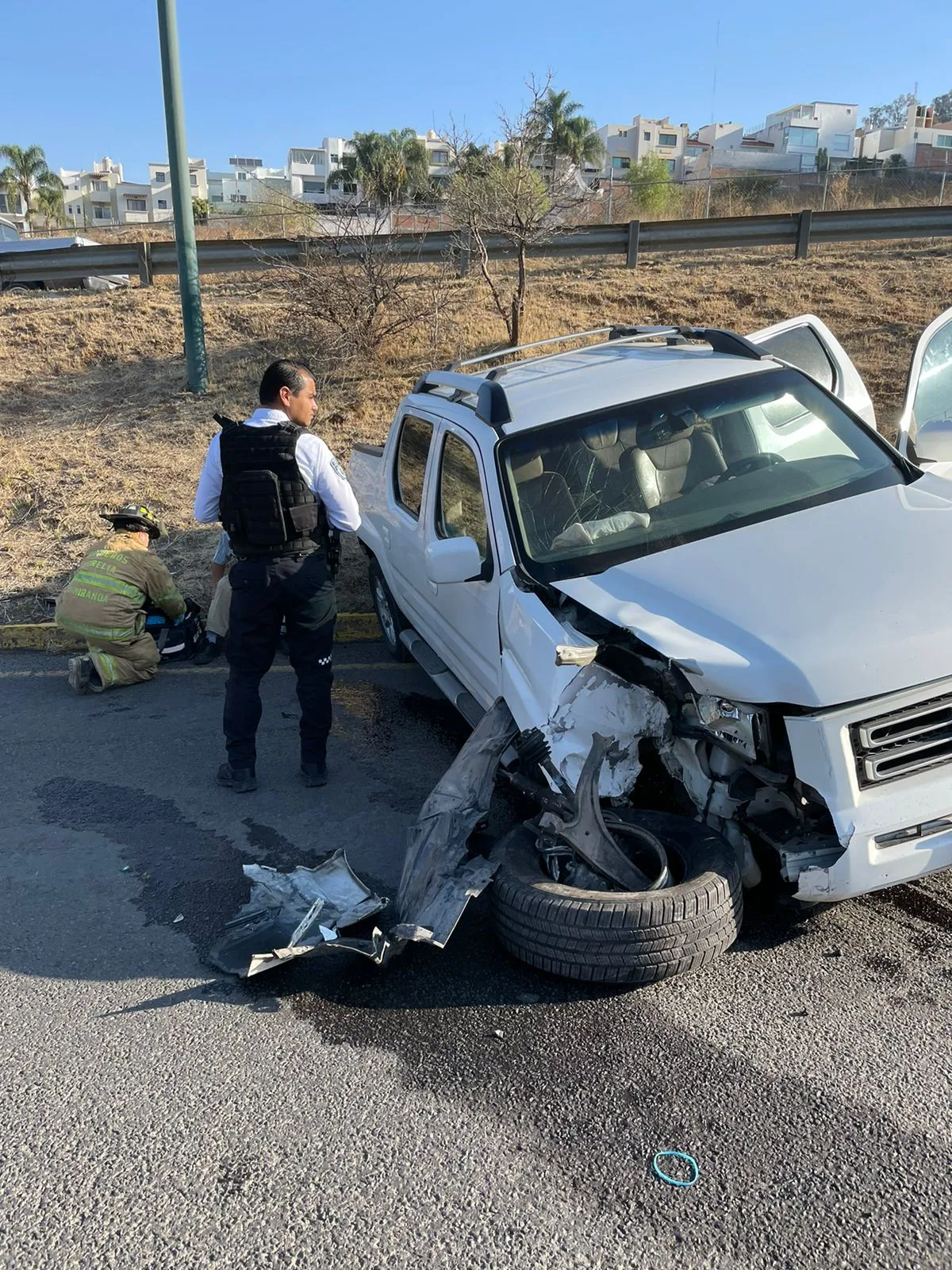 Chocan dos vehículos en la avenida Alfredo Zalce en Tres Marías