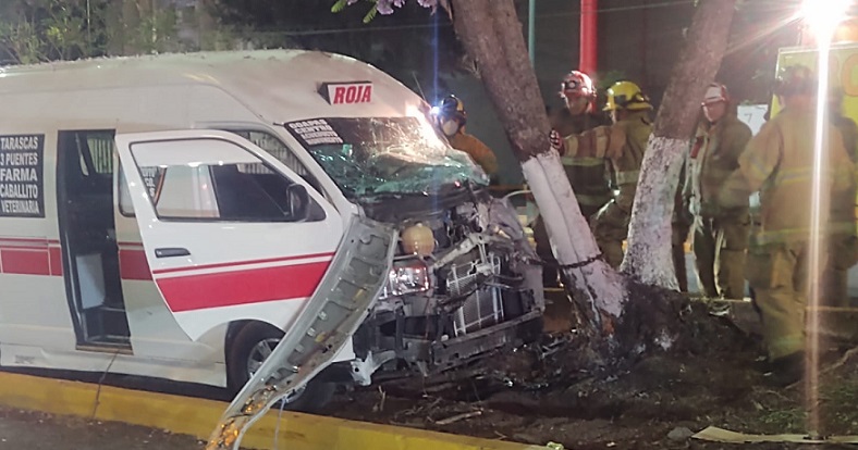 Colectivo choca árbol Camelinas