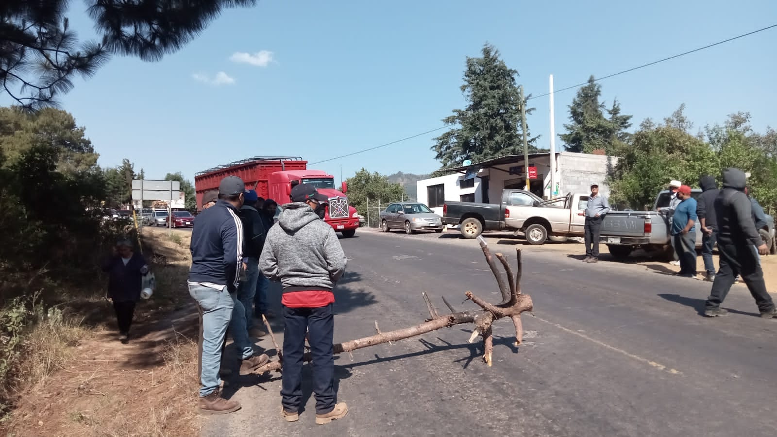 Consejo Indígena bloquea carretera por compañero desparecido