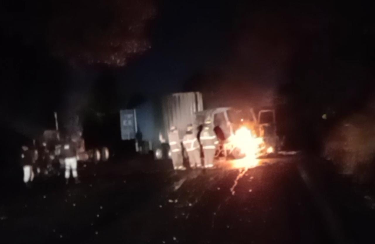 Enfrentamientos, bloqueos y quema de vehículos en Uruapan