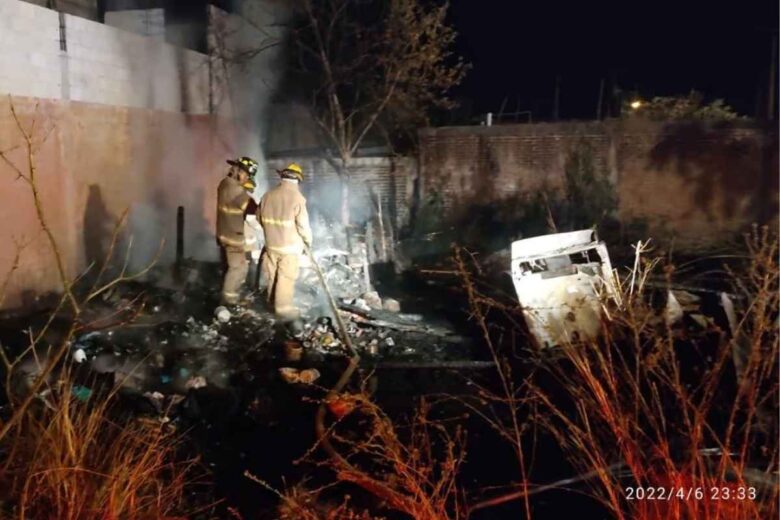 Un fuerte incendio registrado la noche del miércoles consumió por completo una vivienda en la colonia Bosques de Uruapan, Michoacán: Dos personas fueron hospitalizadas tras intoxicarse con el humo