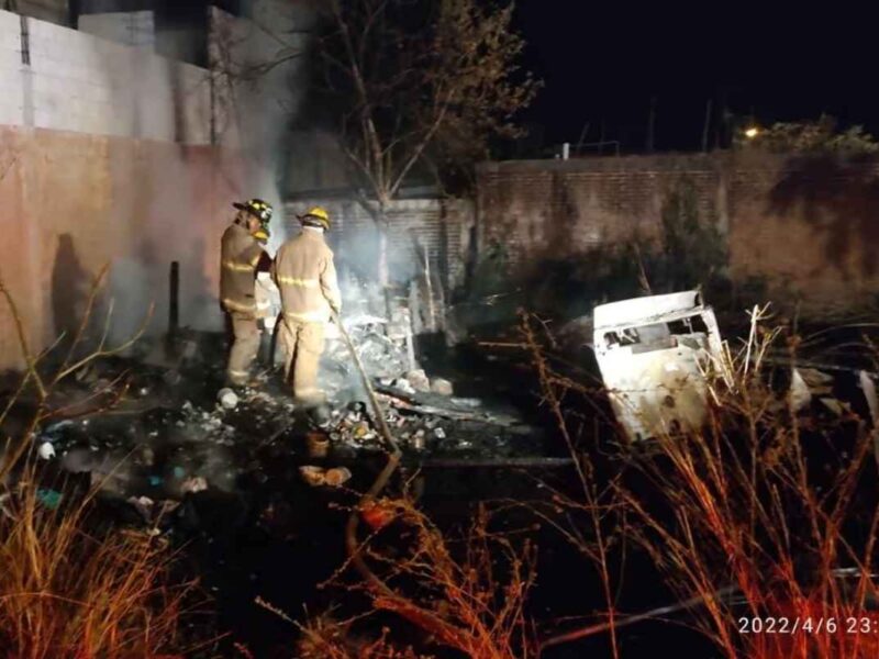 Un fuerte incendio registrado la noche del miércoles consumió por completo una vivienda en la colonia Bosques de Uruapan, Michoacán: Dos personas fueron hospitalizadas tras intoxicarse con el humo