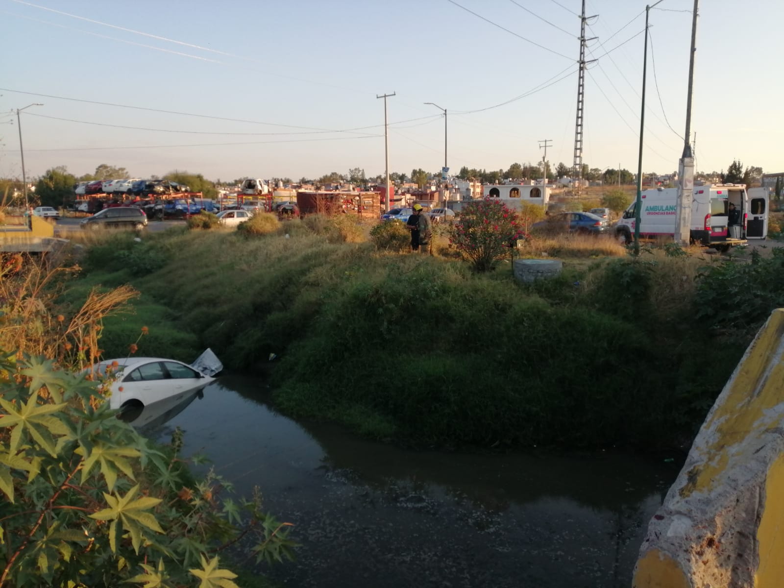 Joven resulta lesionado al caer con su auto a un canal de aguas pluviales