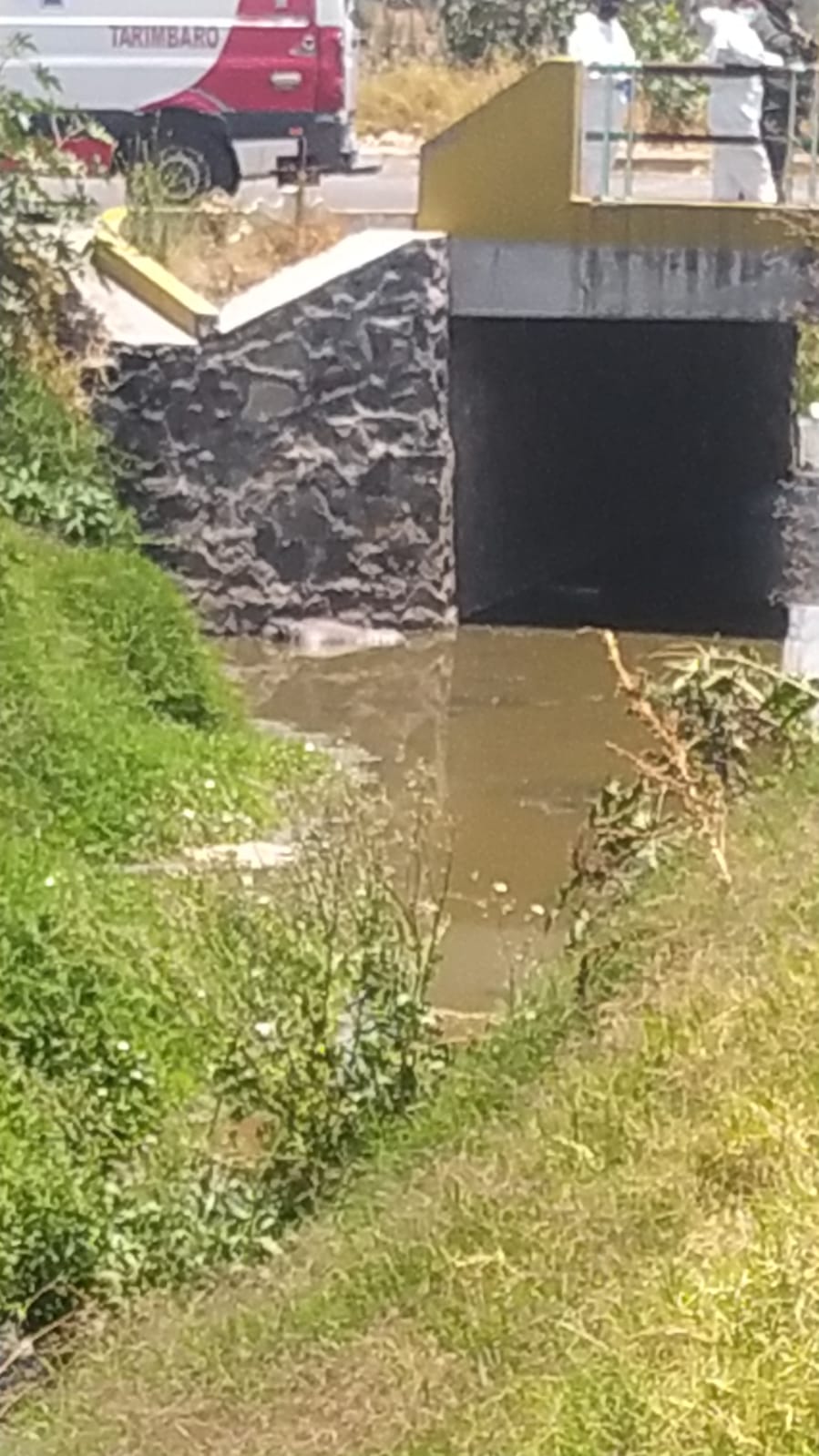 Localizan cuerpo dentro de una bolsa flotando en canal de aguas negras