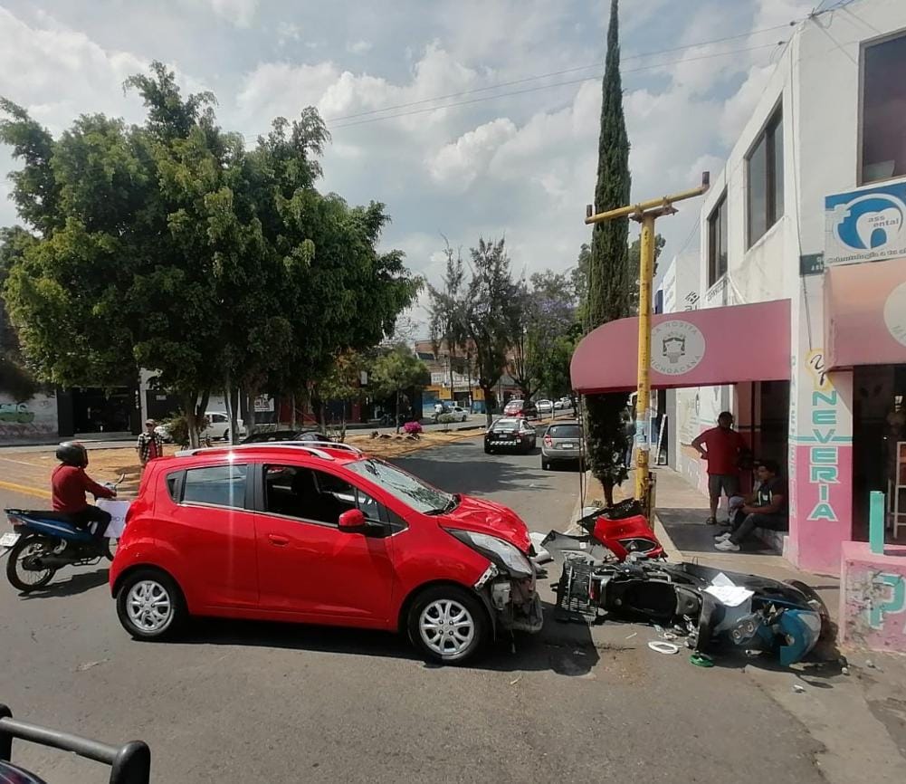 Motociclista es impactado avenida pedregal