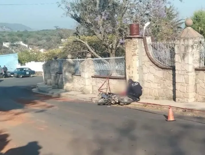 Motociclista muere al derrapar su unidad en la entrada a la población de Araró