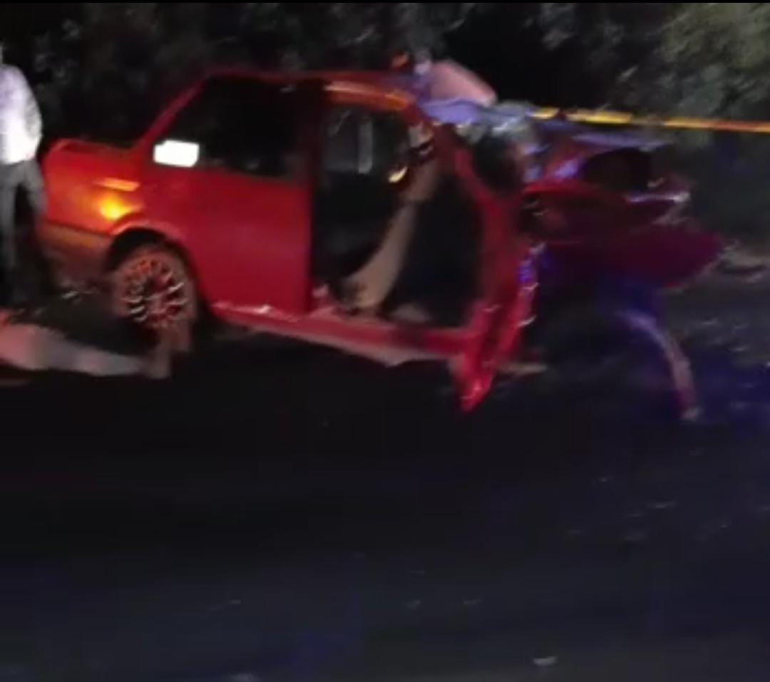 Mueren cuatro personas en choque de frente entre dos vehículos