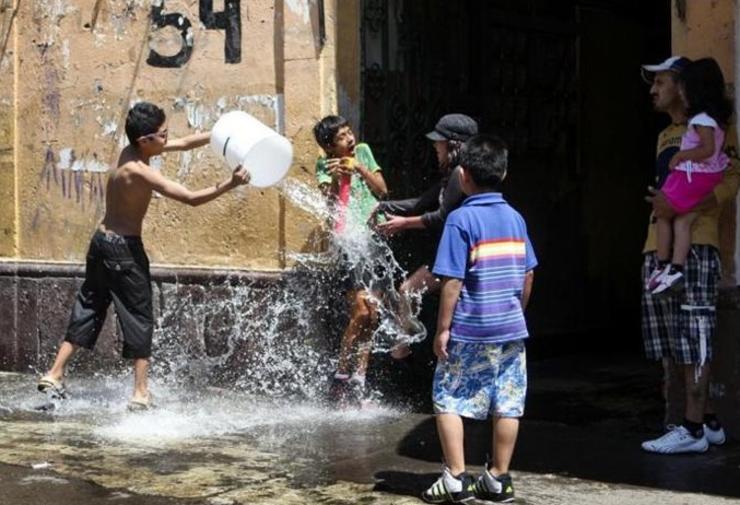 Multarán hasta mil 300 pesos tirar agua en Sábado de Gloria en Morelia