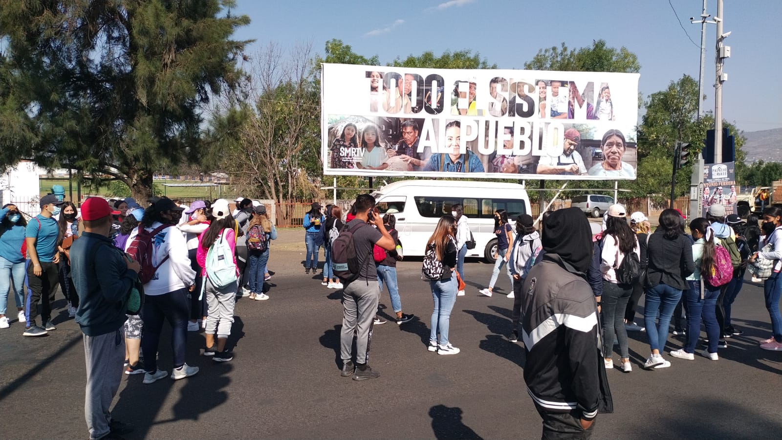 Normalistas bloquean el libramiento y agreden a automovilistas