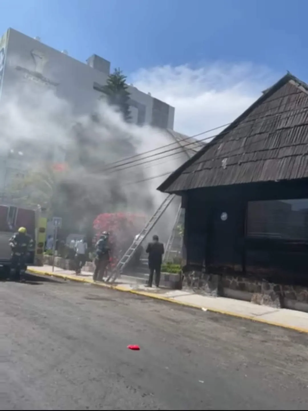 Se incendia restaurante Emilianos en Morelia