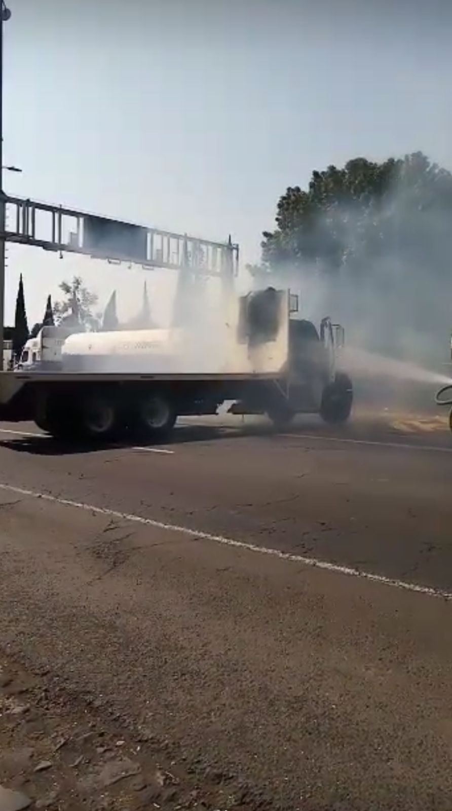 Se registran bloqueos, enfrentamientos y quema de camiones en carreteras de Uruapan