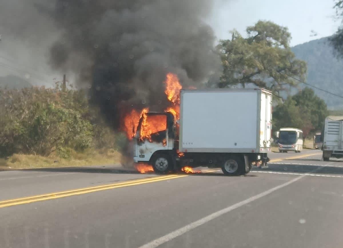Se registran bloqueos, enfrentamientos y quema de camiones en carreteras de Uruapan