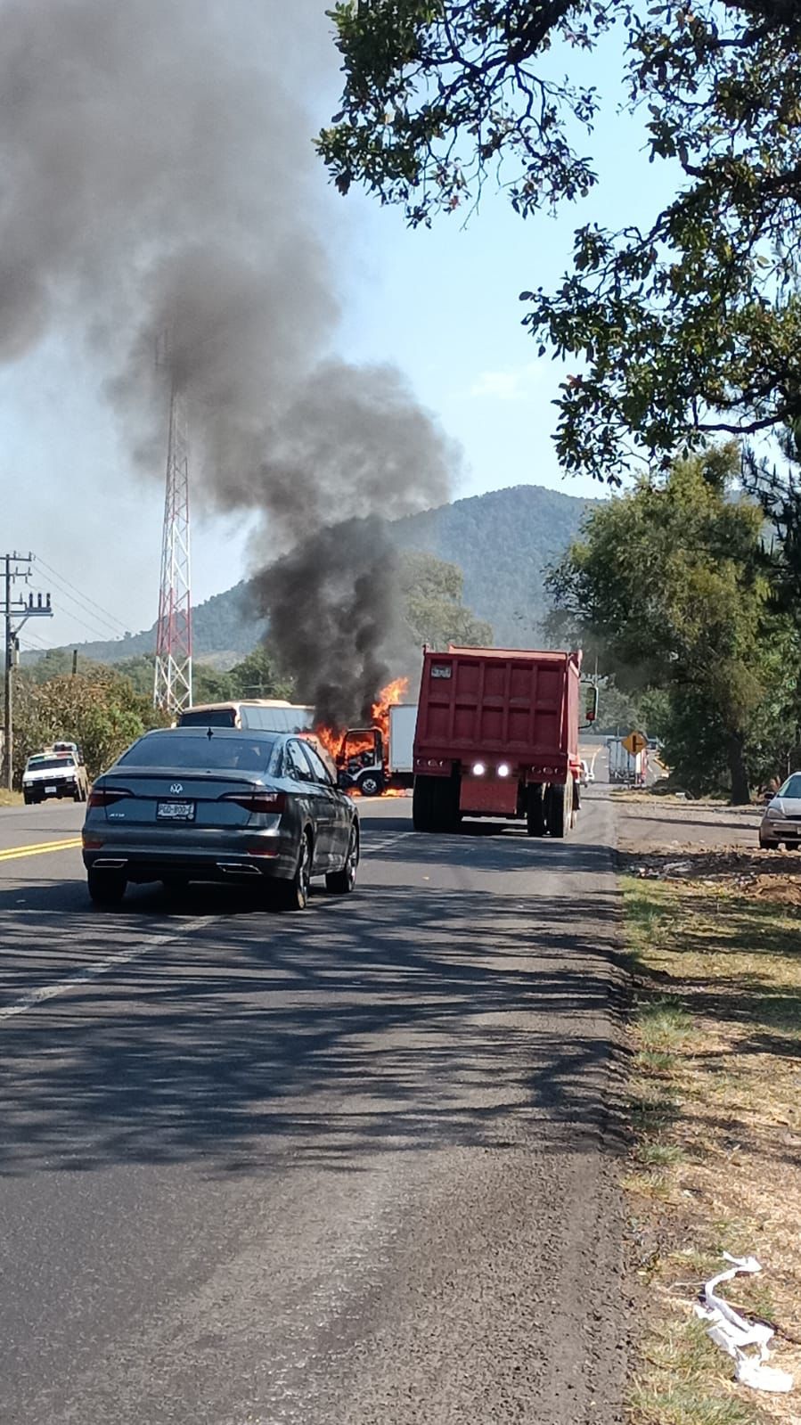 Se registran bloqueos, enfrentamientos y quema de camiones en carreteras de Uruapan