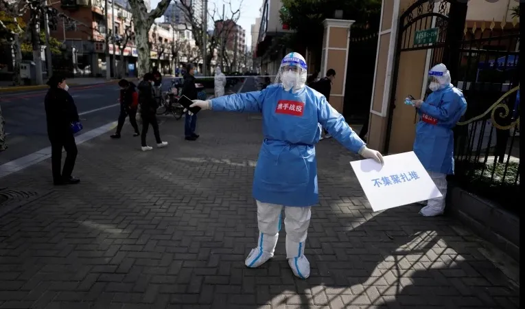 Shanghái enjaulan ciudadanos covid-19