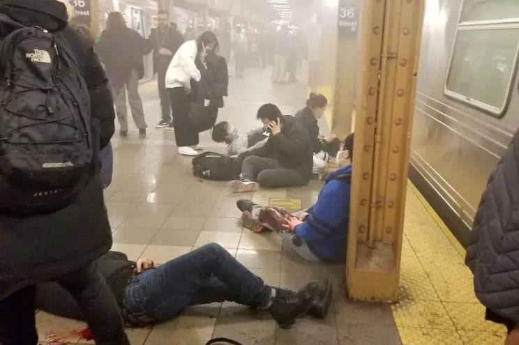 Tiroteo en metro de Nueva York deja al menos 13 heridos