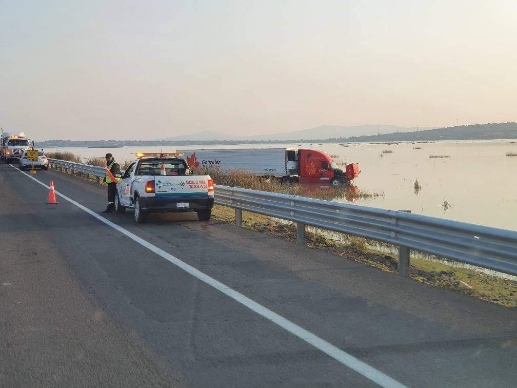 Tráiler queda sin control y cae al lago de Cuitzeo