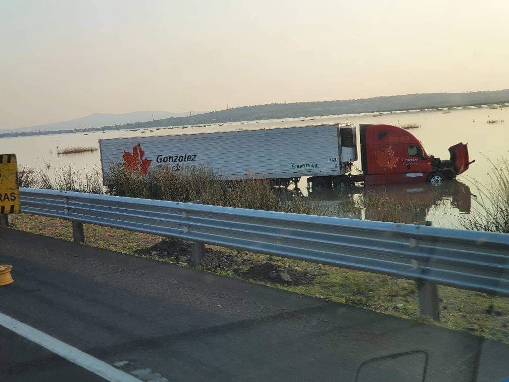 Tráiler queda sin control y cae al lago de Cuitzeo