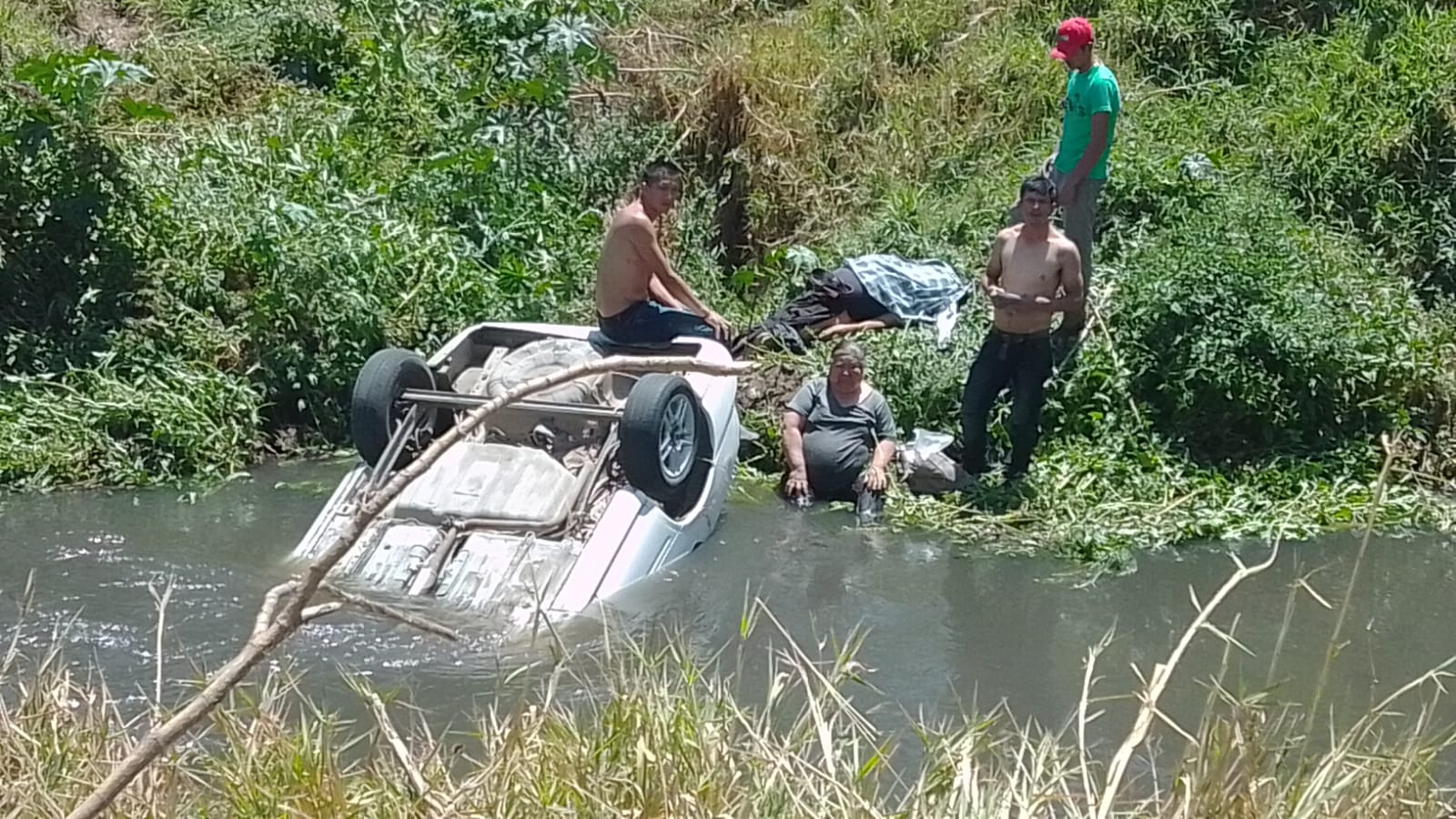 Una pareja caen en su auto al Río Grande, uno de ellos murió