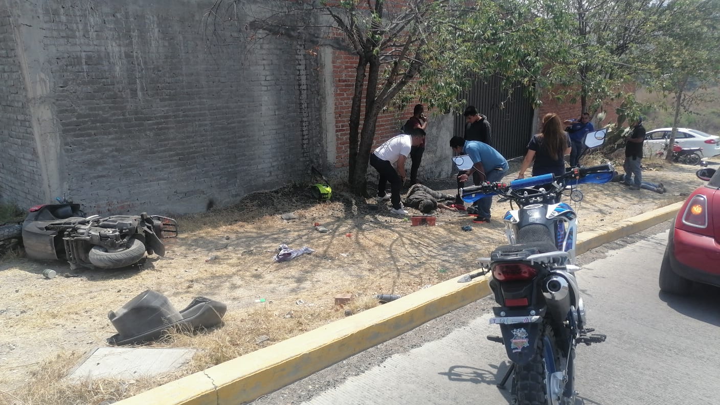 Una pareja resultó lesionada al derrapar en su motocicleta