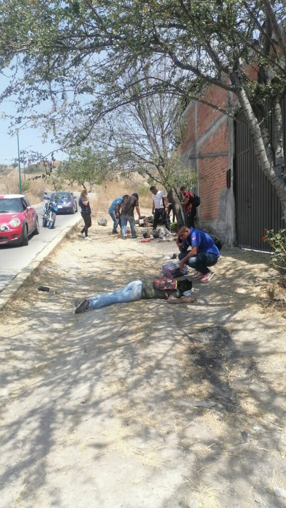 Una pareja resultó lesionada al derrapar en su motocicleta