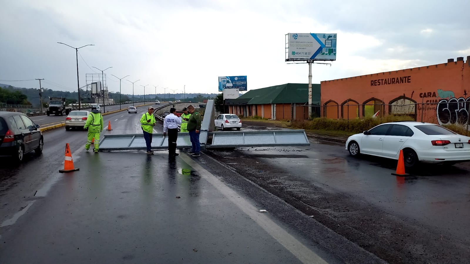 desploma letrero salida a Pátzcuaro 6