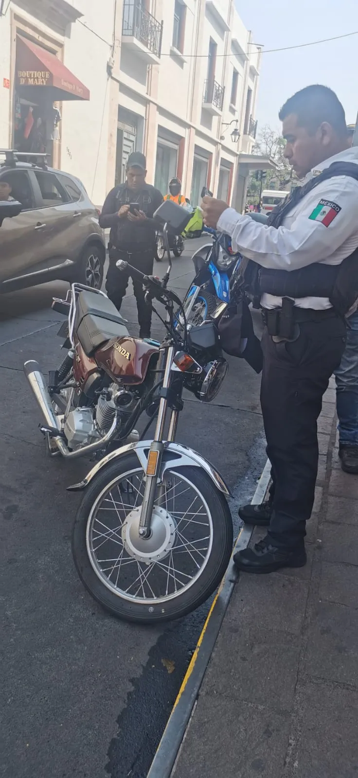 Abandonan motocicleta, posiblemente robada en pleno centro de Morelia