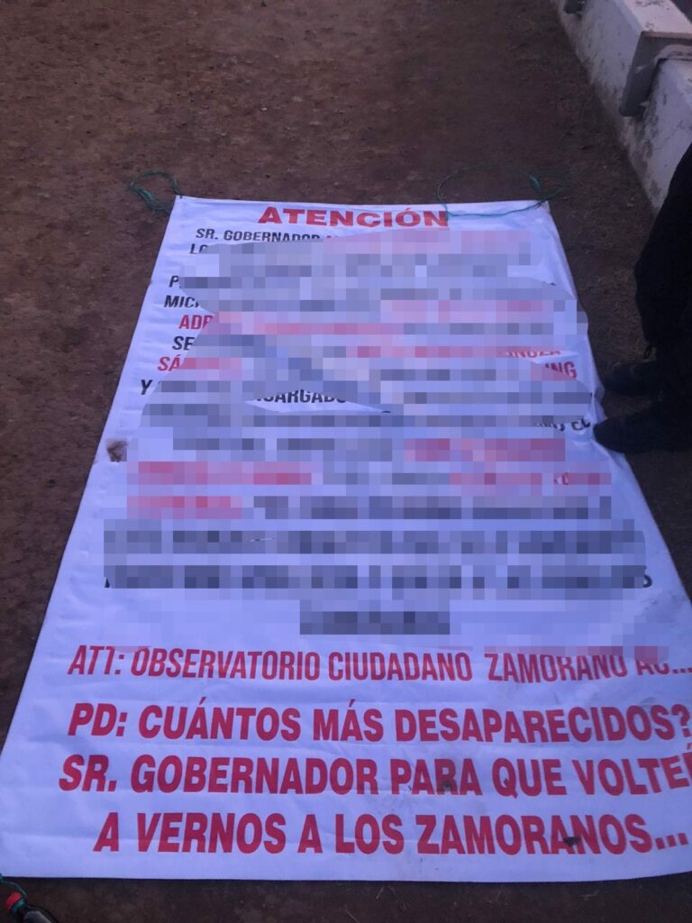 Amanecen mantas en Morelia para denunciar a mandos policiales en Zamora