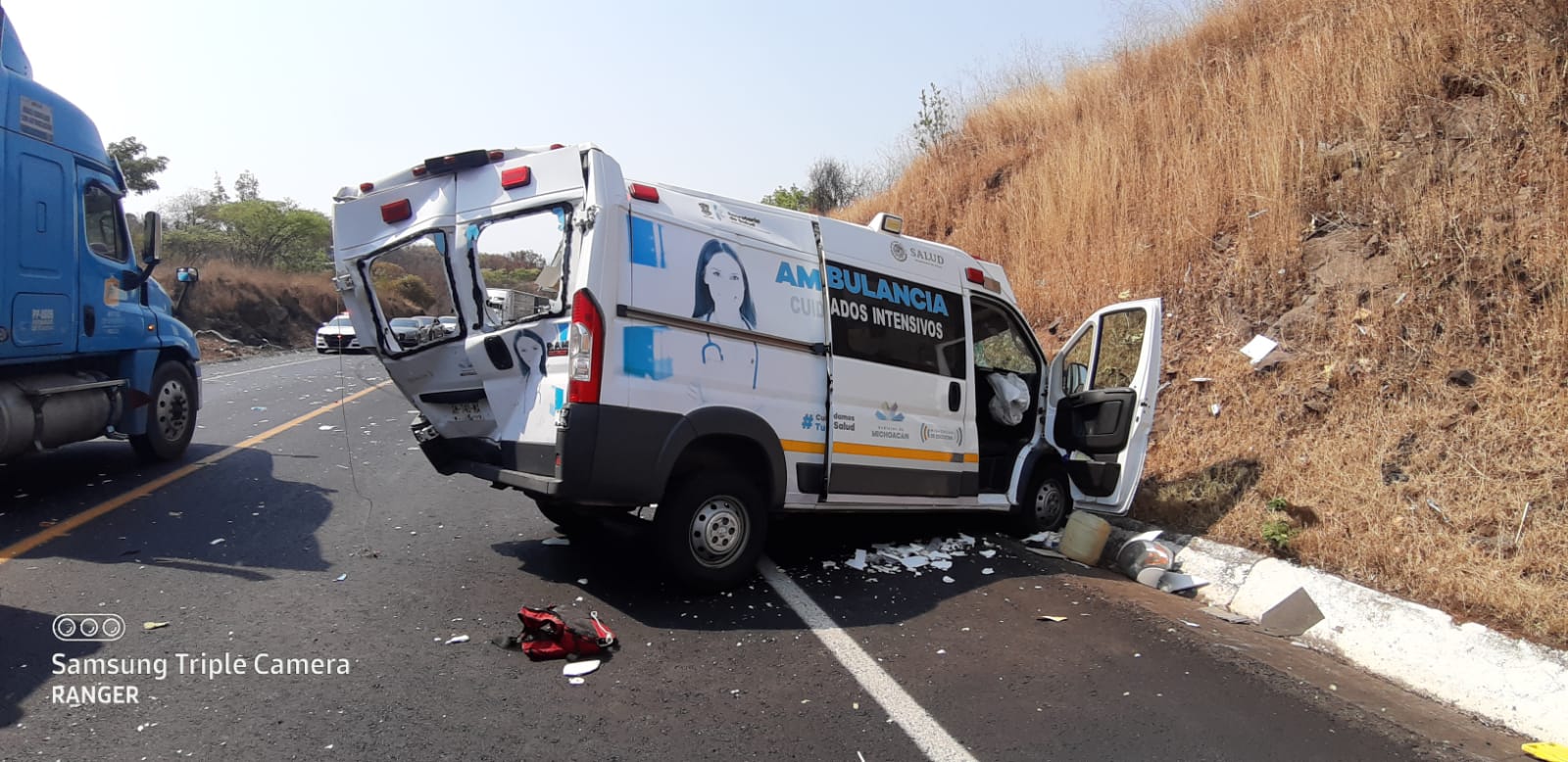 Ambulancia choca contra trailer en la Siglo XXI; hay paramédicos heridos